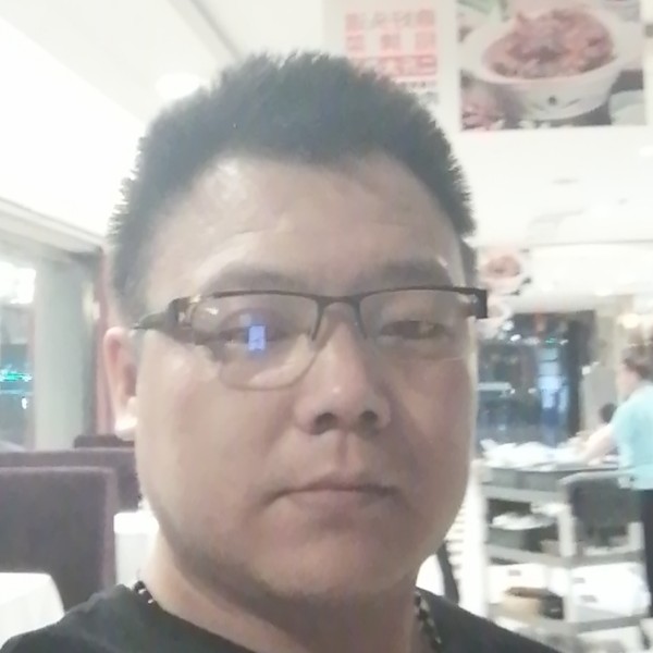 独自对天笑的照片