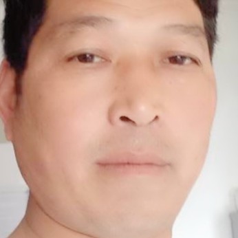 碧蓝踢自行车的照片