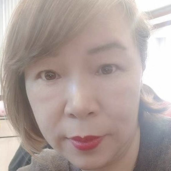 雪天的枫叶的照片