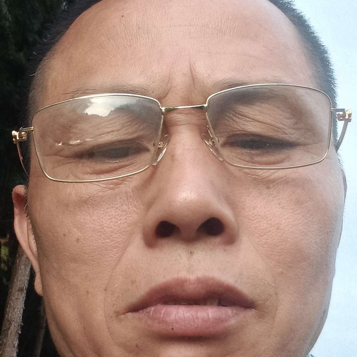 大方凝眸板凳的照片
