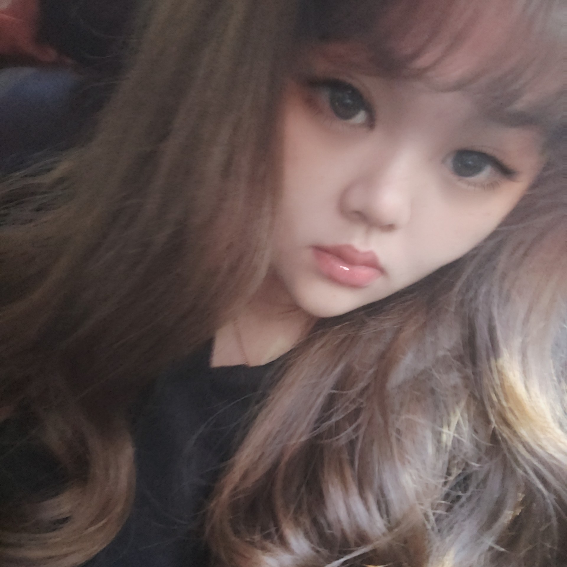 苗条拿香水的照片