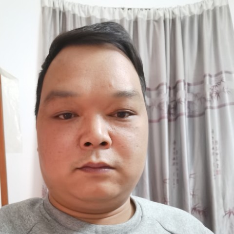 踏实漫步巨人的照片