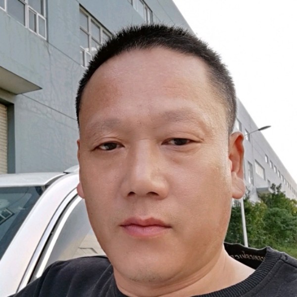 长颈鹿扯鳗鱼的照片