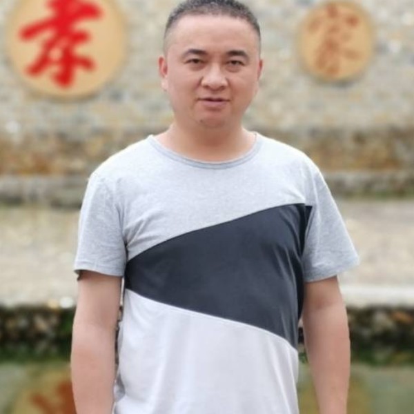 务实迎冷风的照片
