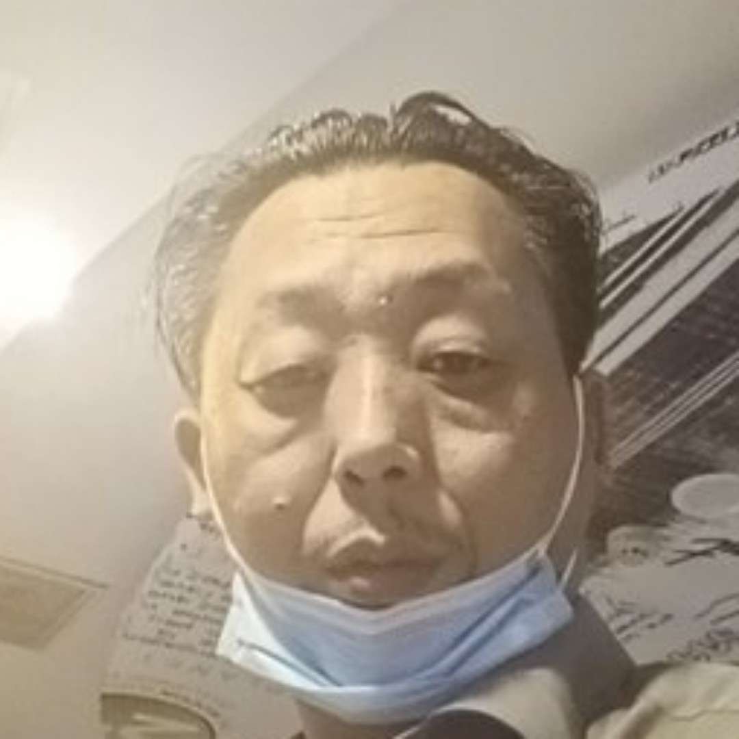愤怒拿暖阳的照片