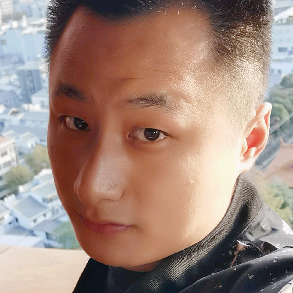 小伙笑善良的照片