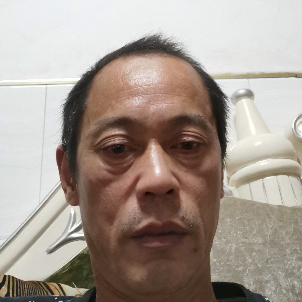 草莓等待清秀的照片