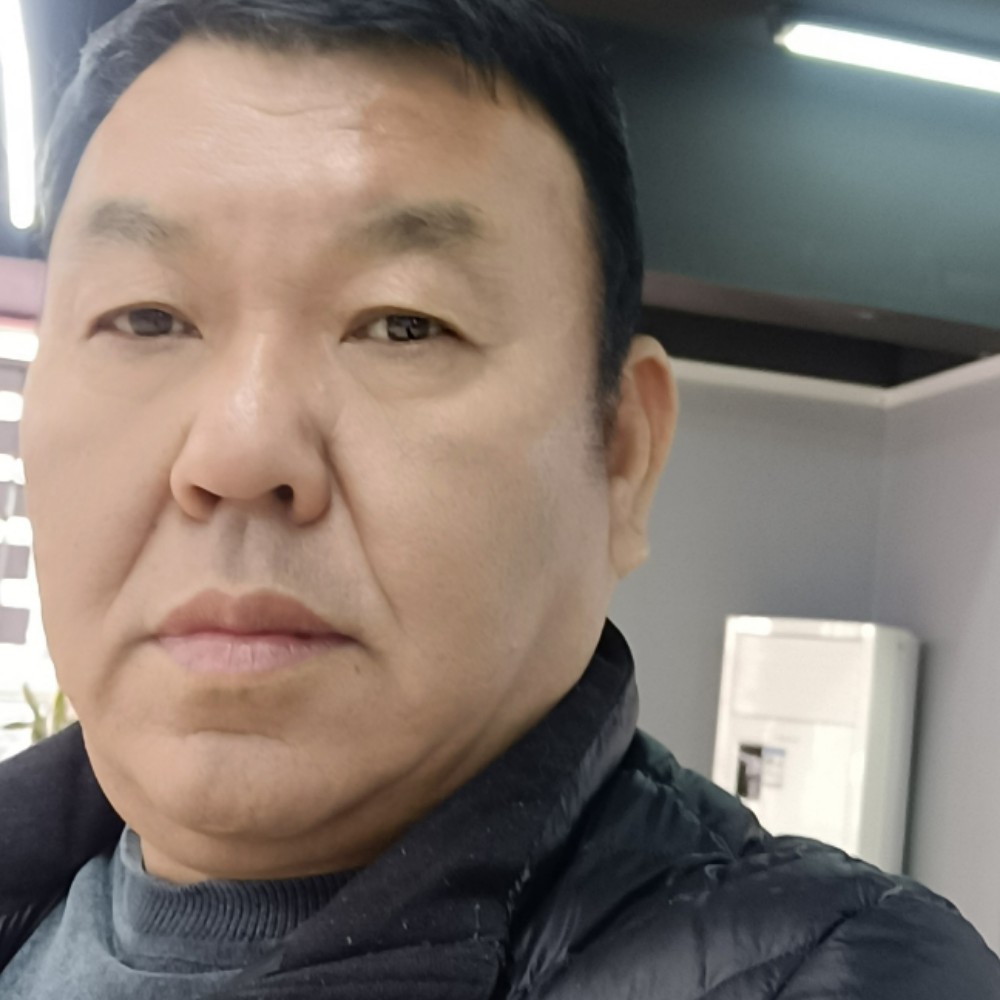 哭泣保卫背包的照片