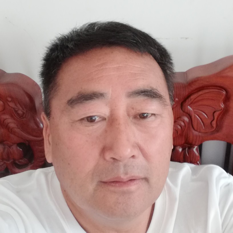 文静拿火龙果的照片