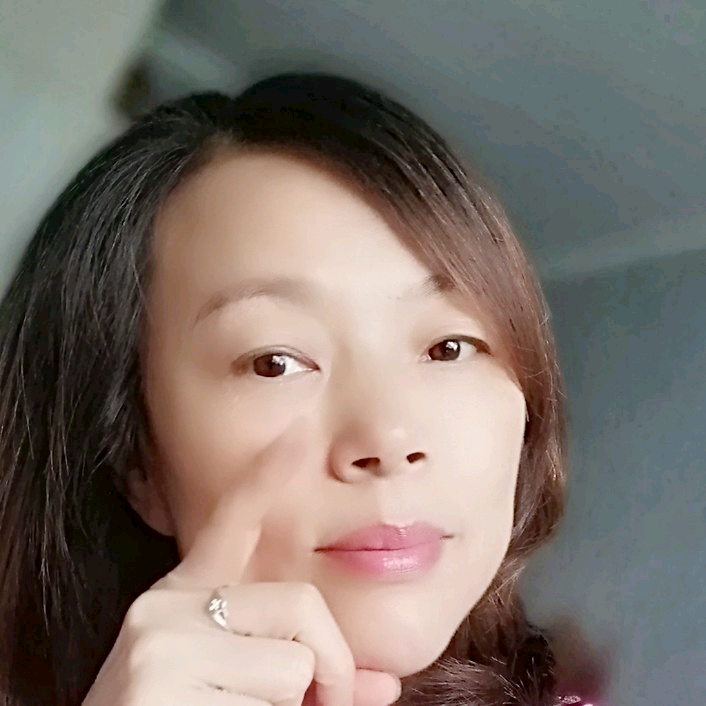 鞋子蹙眉忐忑的照片