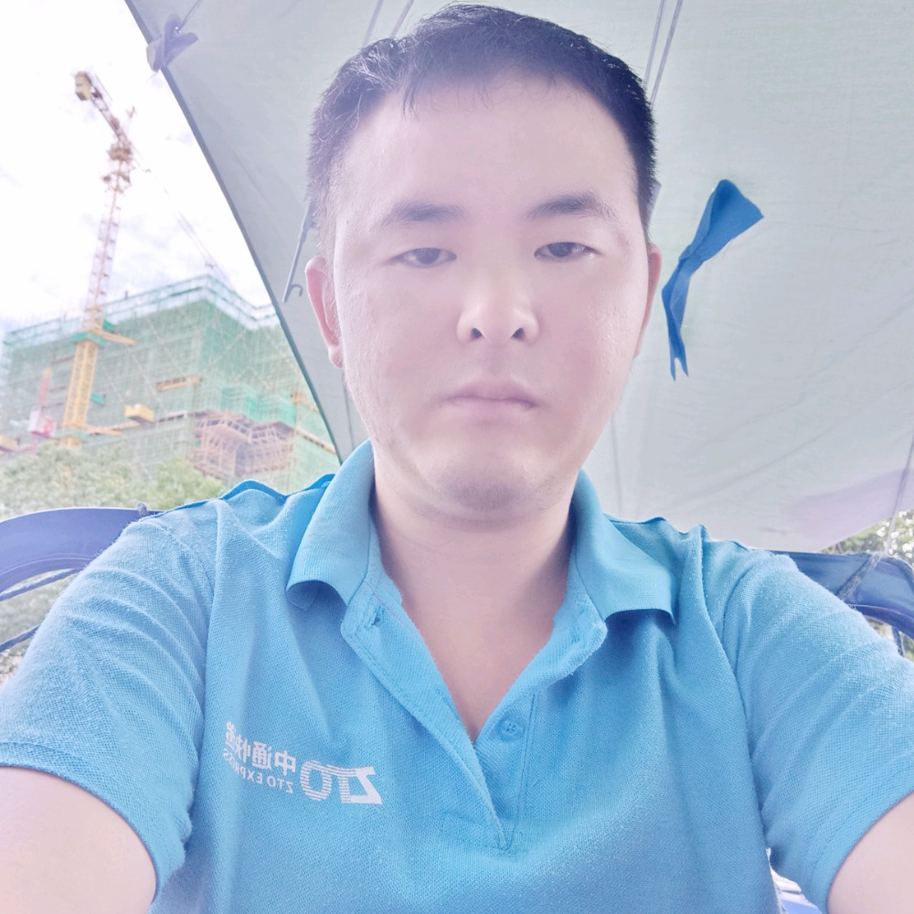 朋友漫步羞涩的照片