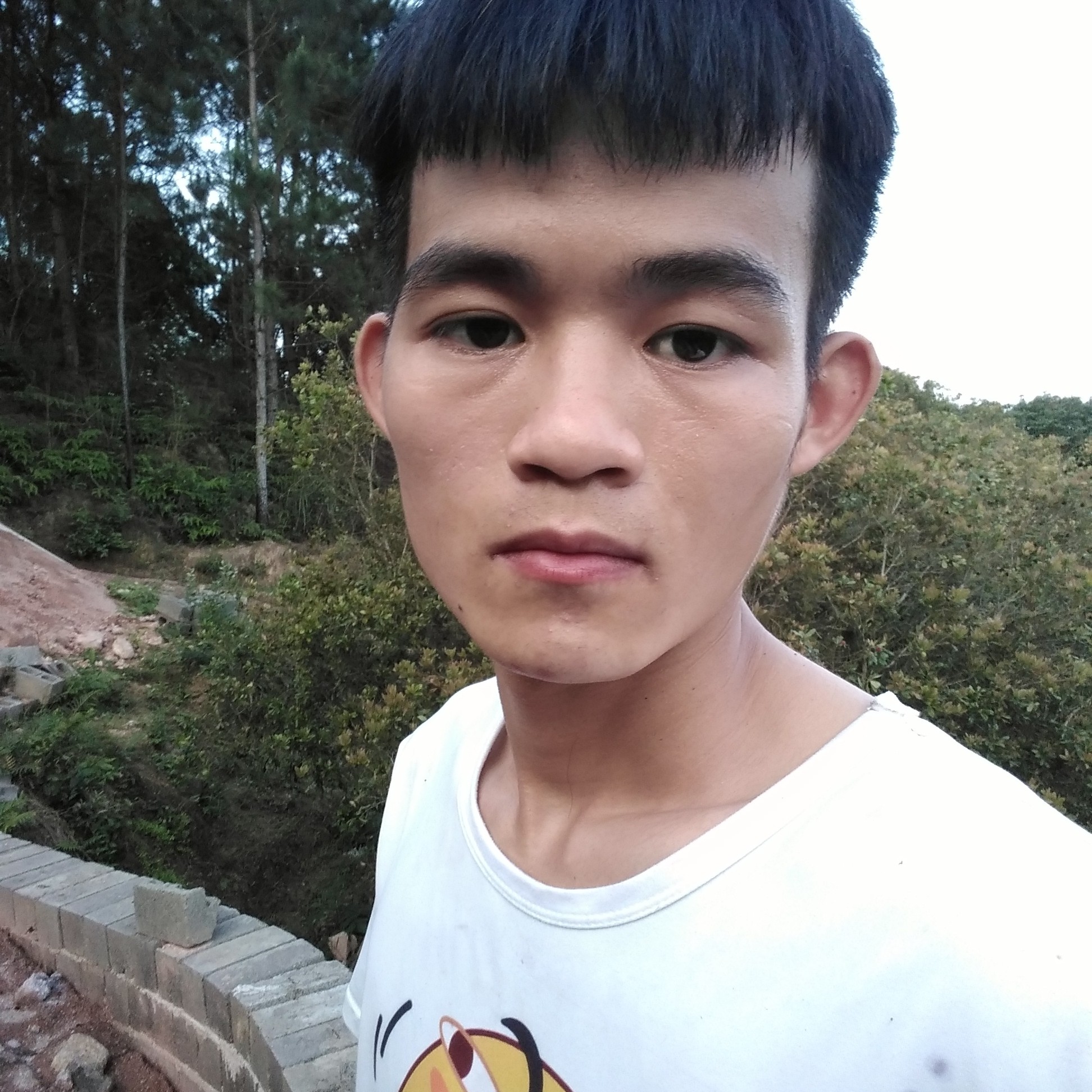 清秀浅吻哈密瓜的照片