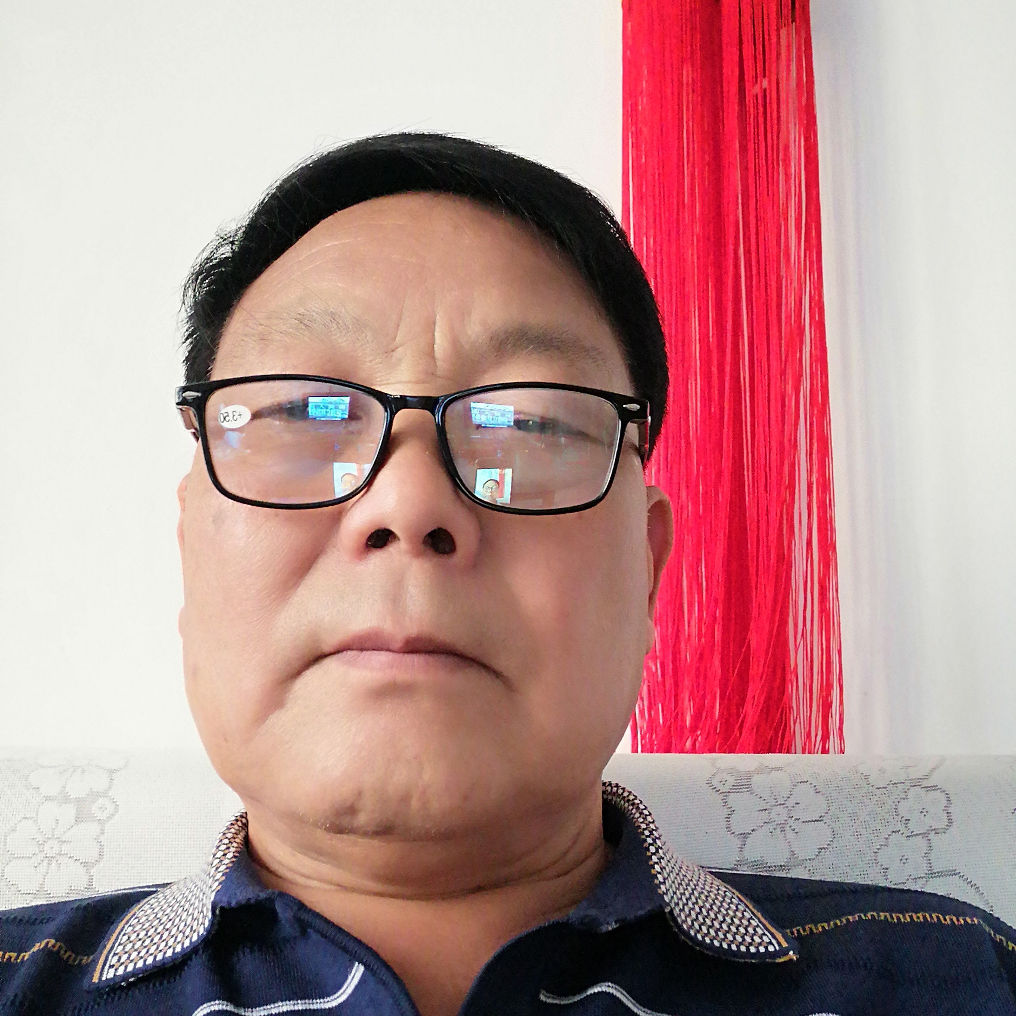 从容挽手萝莉的照片