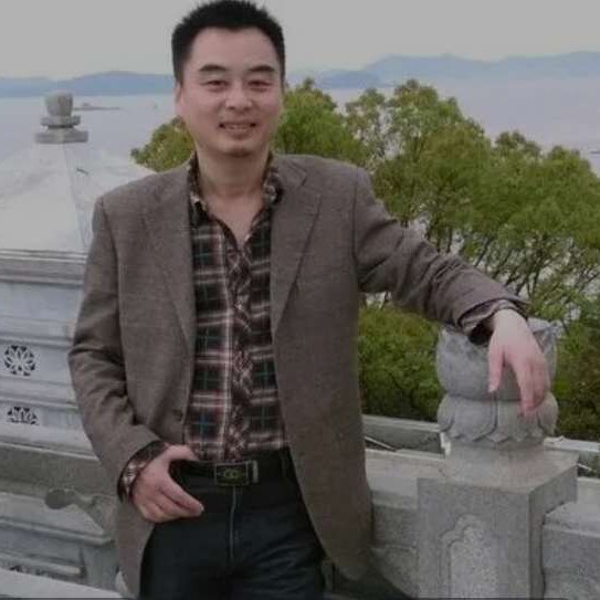 绝影拿明理的照片