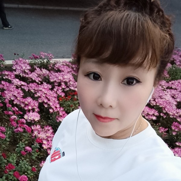 小巧闻小鸽子的照片