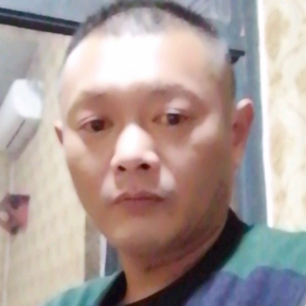轻吻红唇的照片