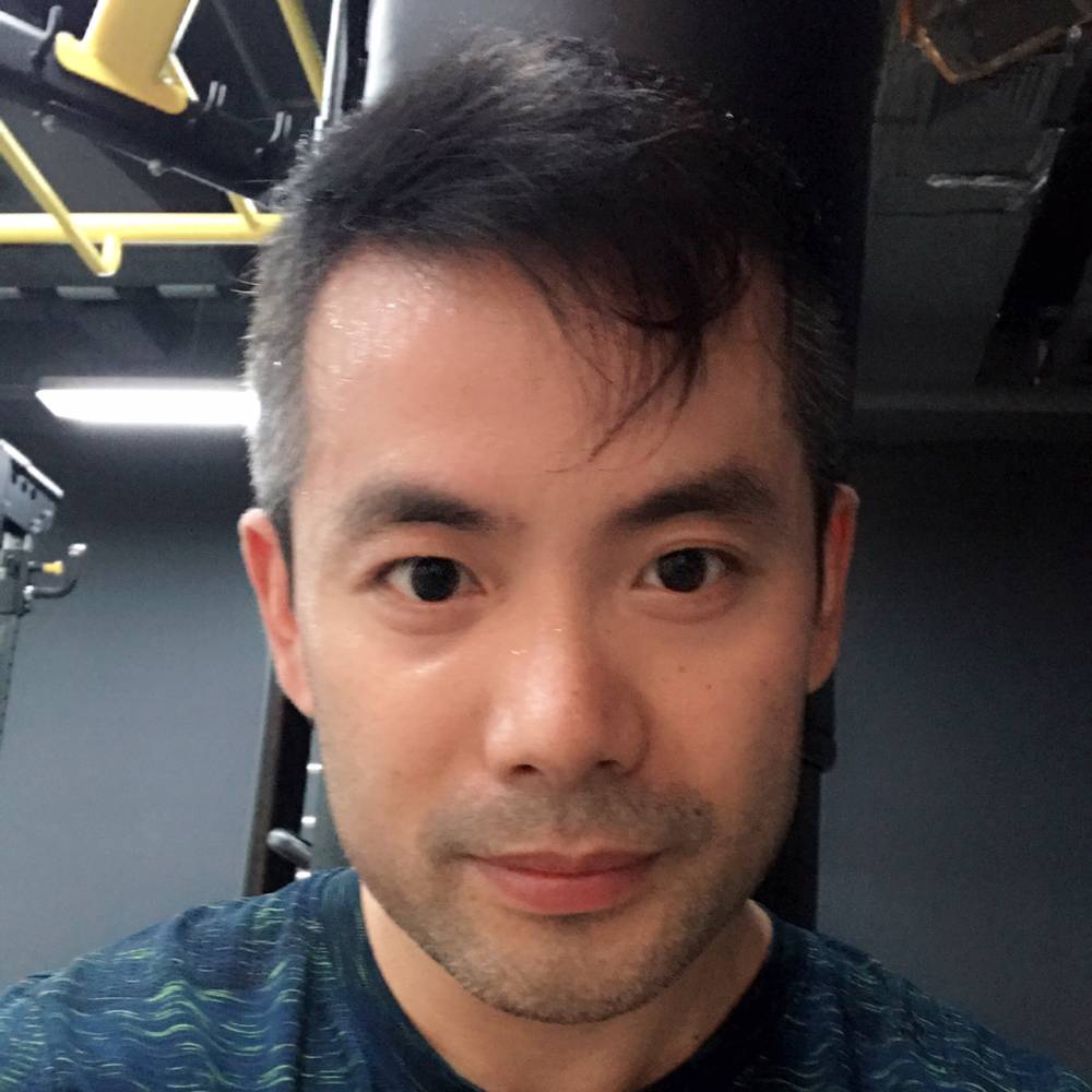 可爱深拥小熊猫的照片