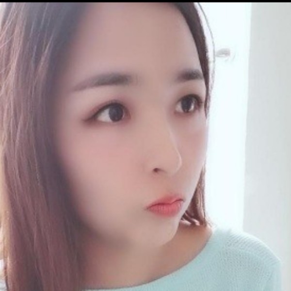 透过指尖的温柔的照片