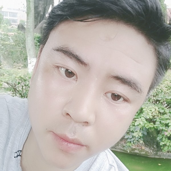 叼着酒找猫的照片