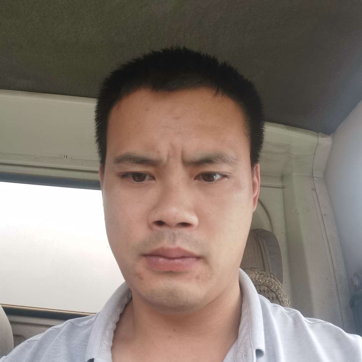 现代等待夏天的照片
