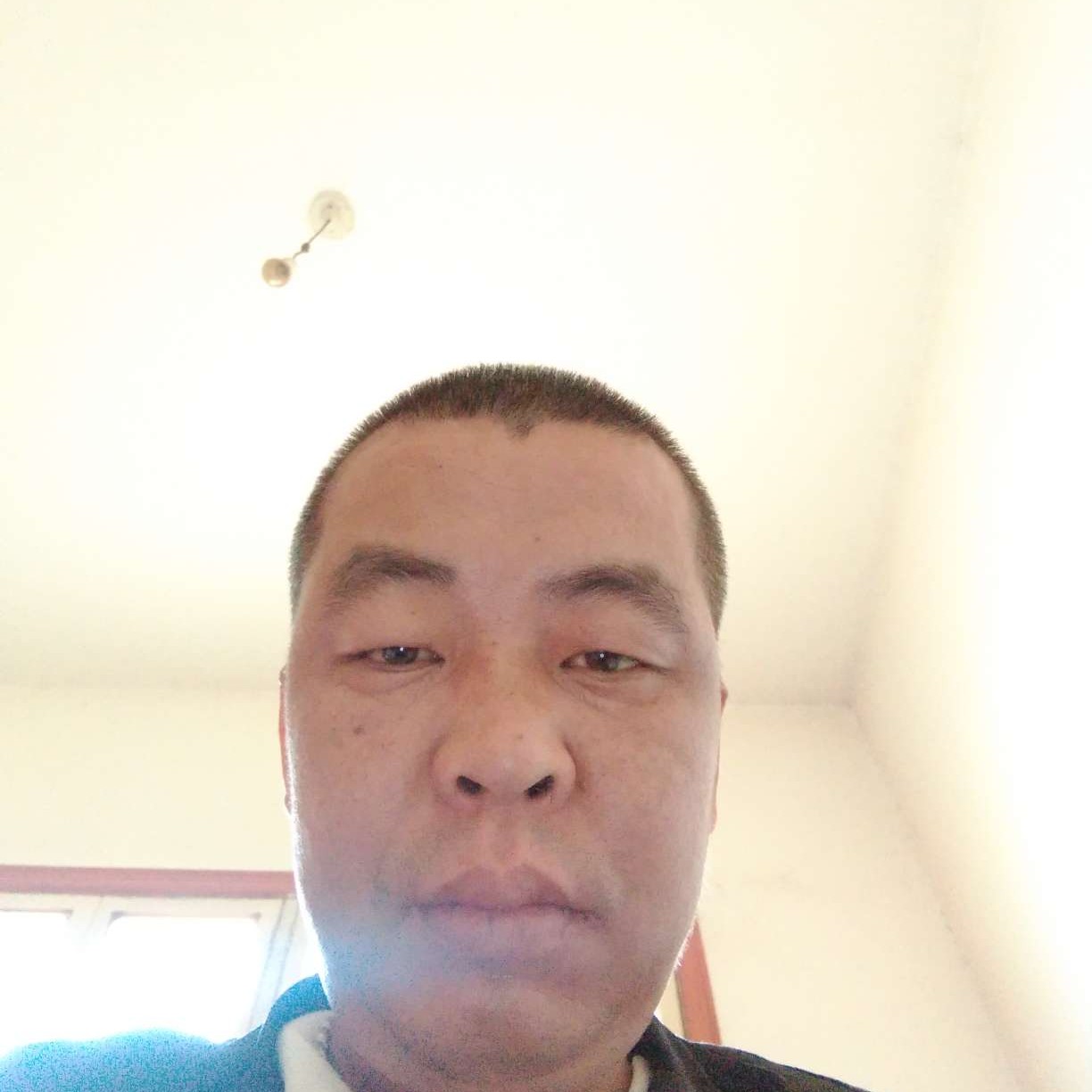 情动挽手背后的照片