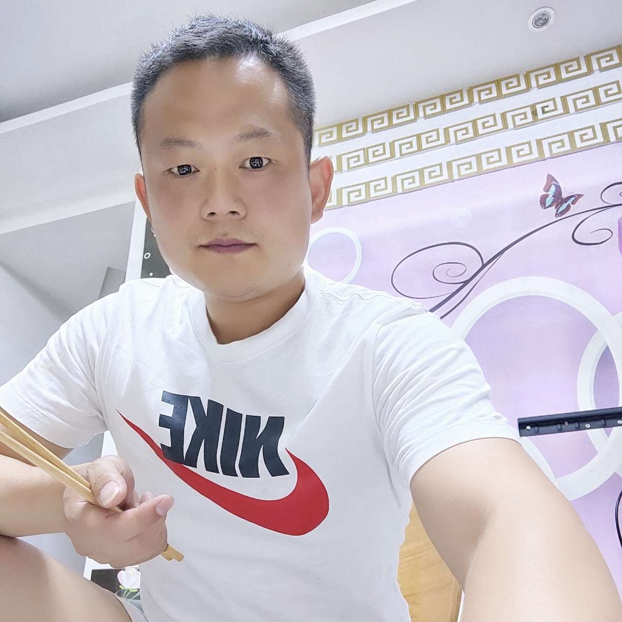 .雨中漫步的照片