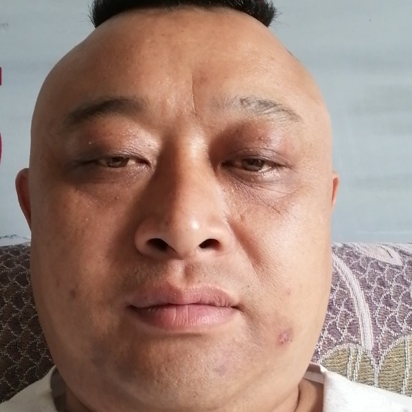 彪壮拿板凳的照片