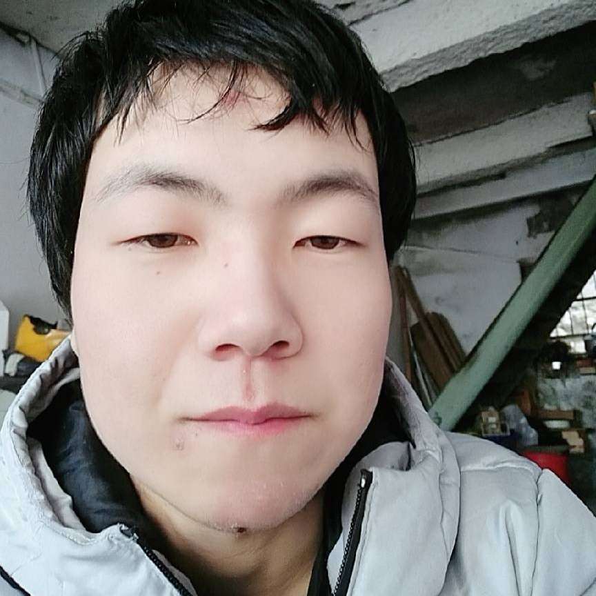 温暖拿荷花的照片