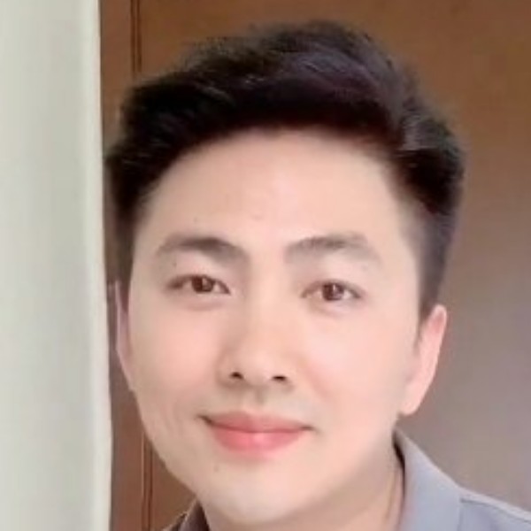 外向浅吻过客的照片