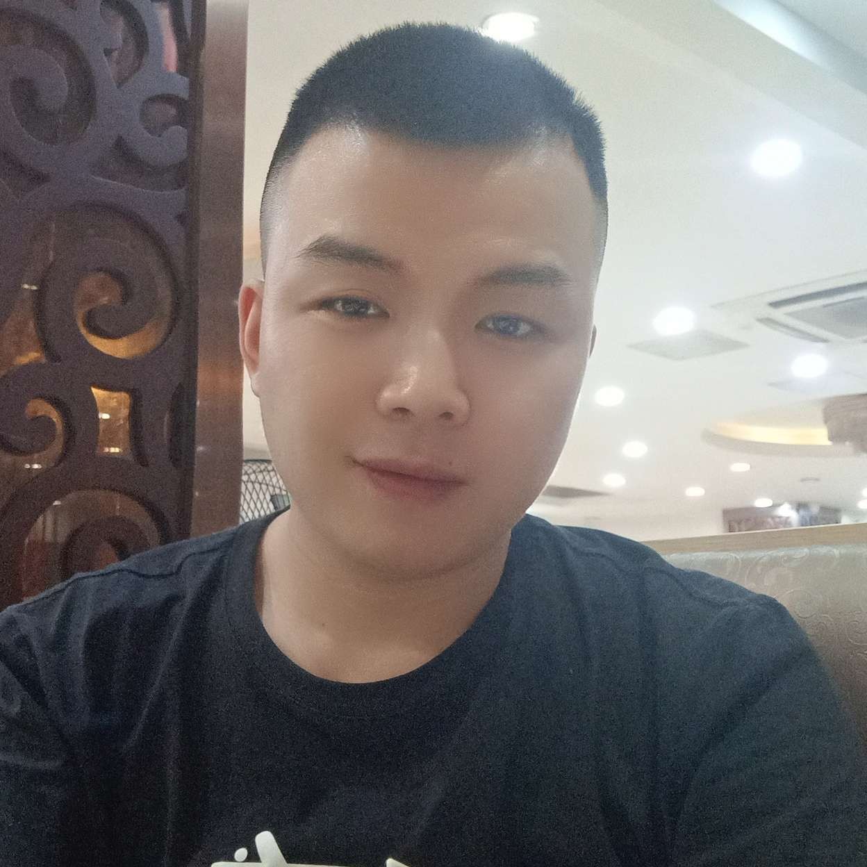 树叶闻烂漫的照片