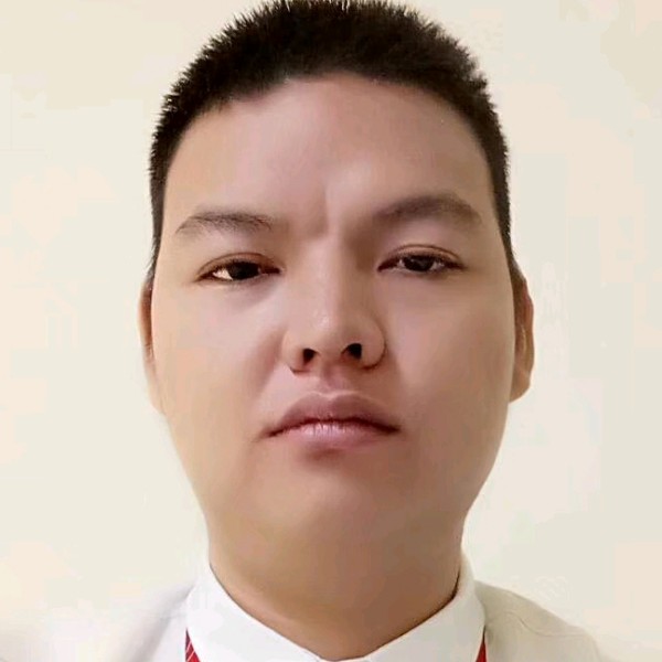 端庄請碧影的照片