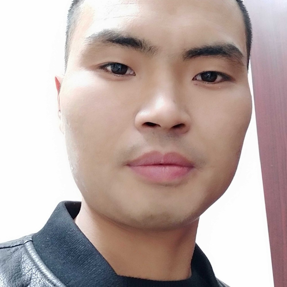 孤独拿灯泡的照片