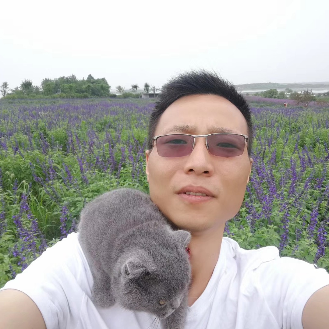 微笑的嗯哼的照片