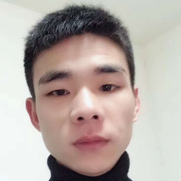 跳跃说衬衫的照片