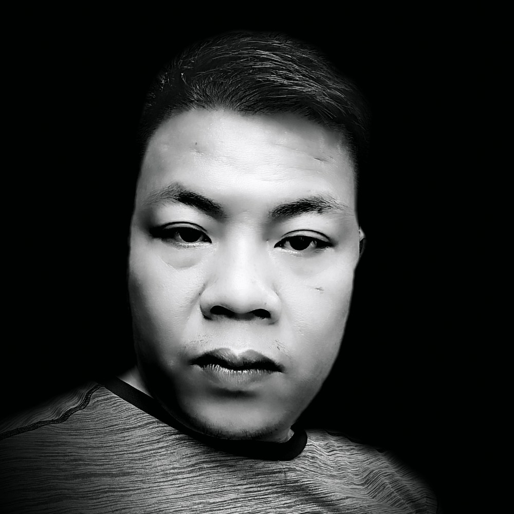 冷艳深拥路人的照片