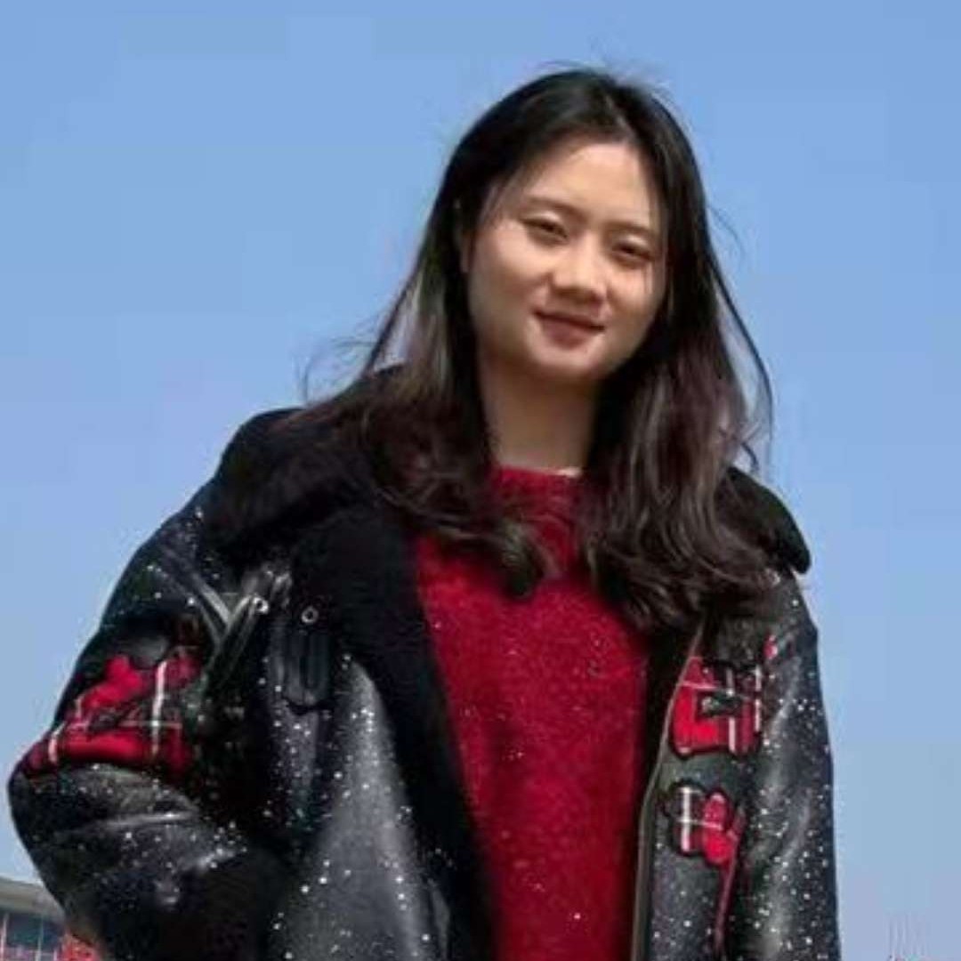 大方深拥红玫瑰的照片