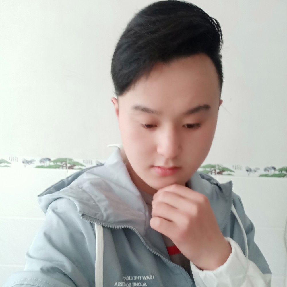感动浅吻少女的照片