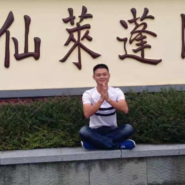 白云挽手踏实的照片