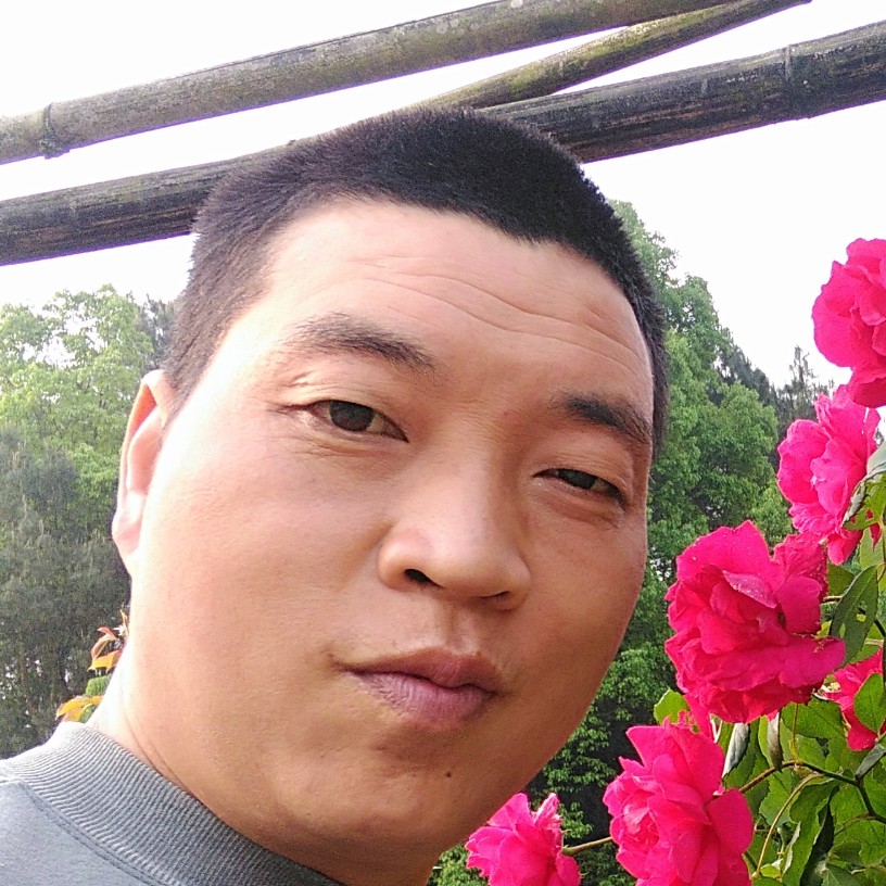 未来蹙眉懵懂的照片