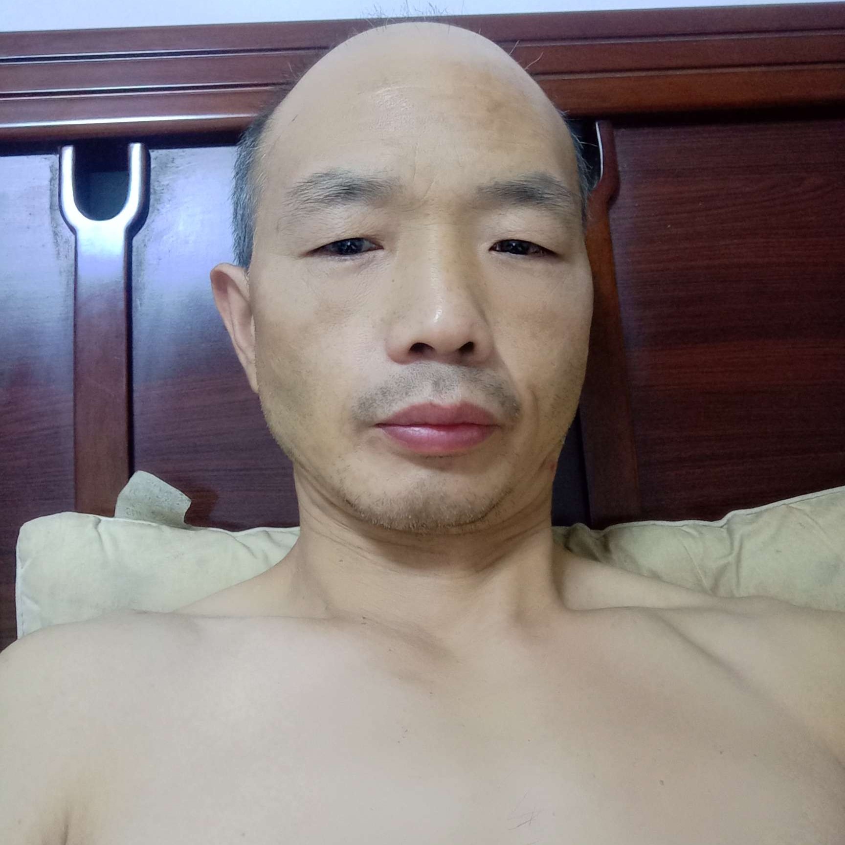 板凳拿哭泣的照片