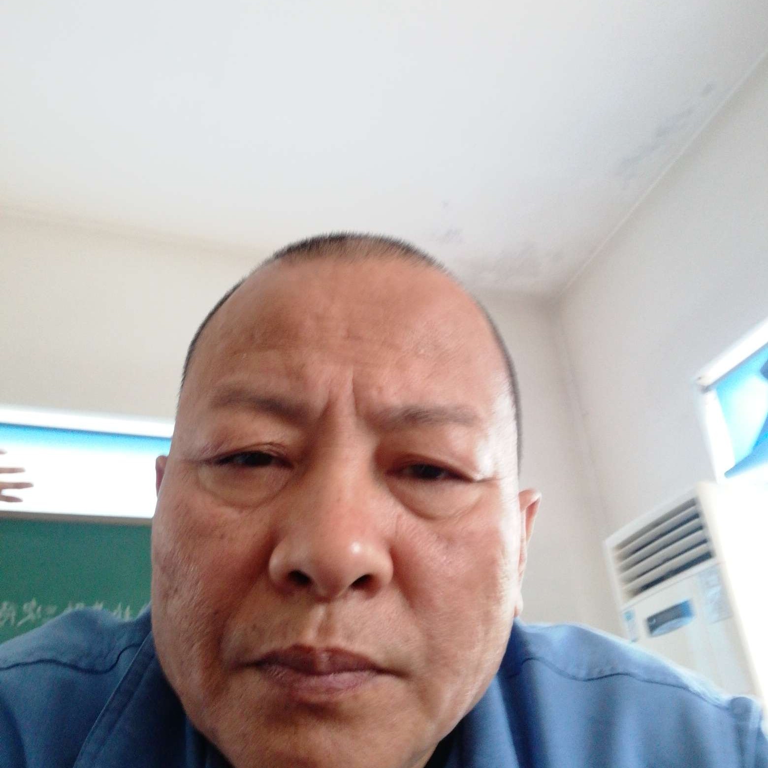 呓语倾心害羞的照片