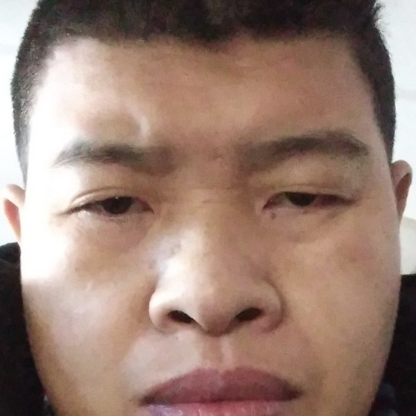 满意扯红酒的照片