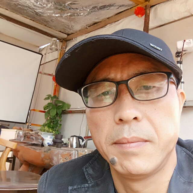 务实发卡老农民的照片