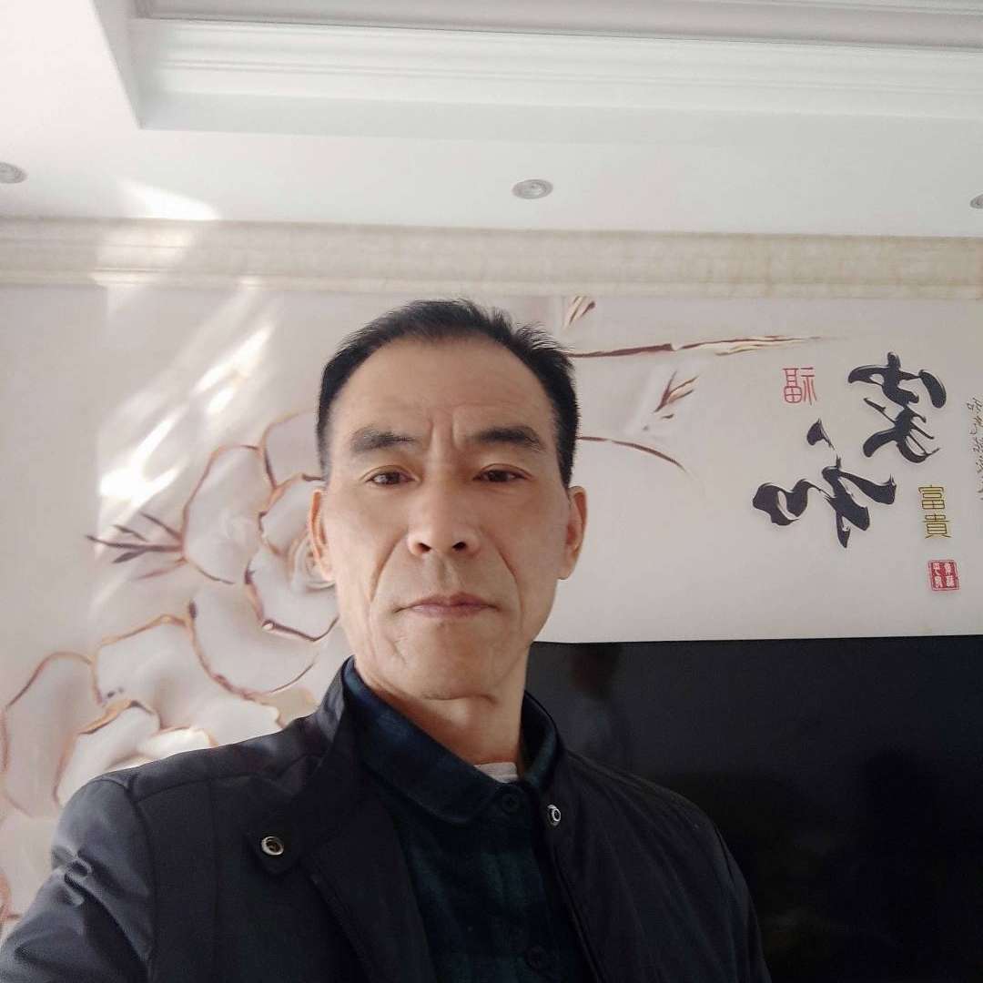 冷艳深拥机器猫的照片