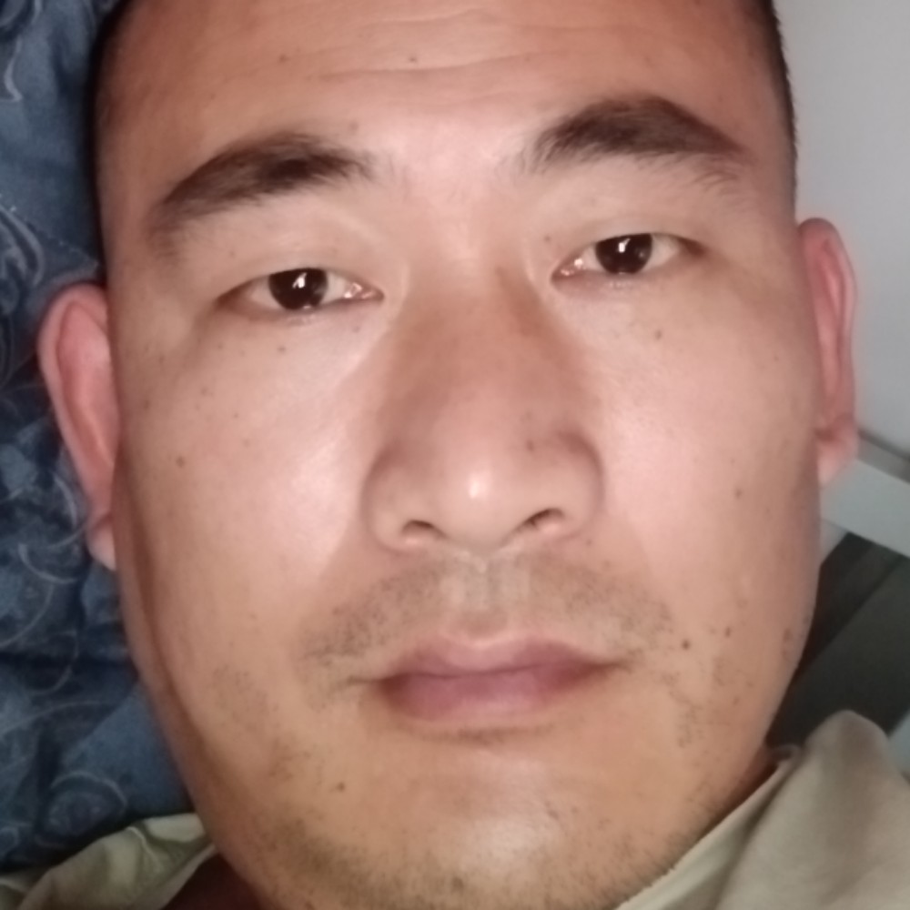 细心深拥红酒的照片