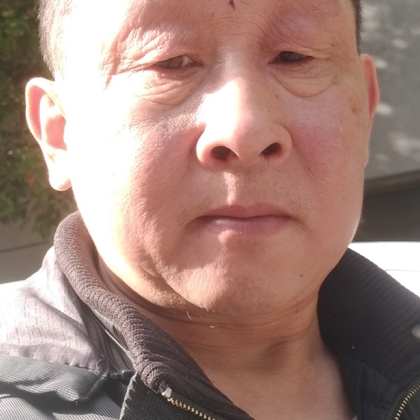 能干挽手冷风的照片