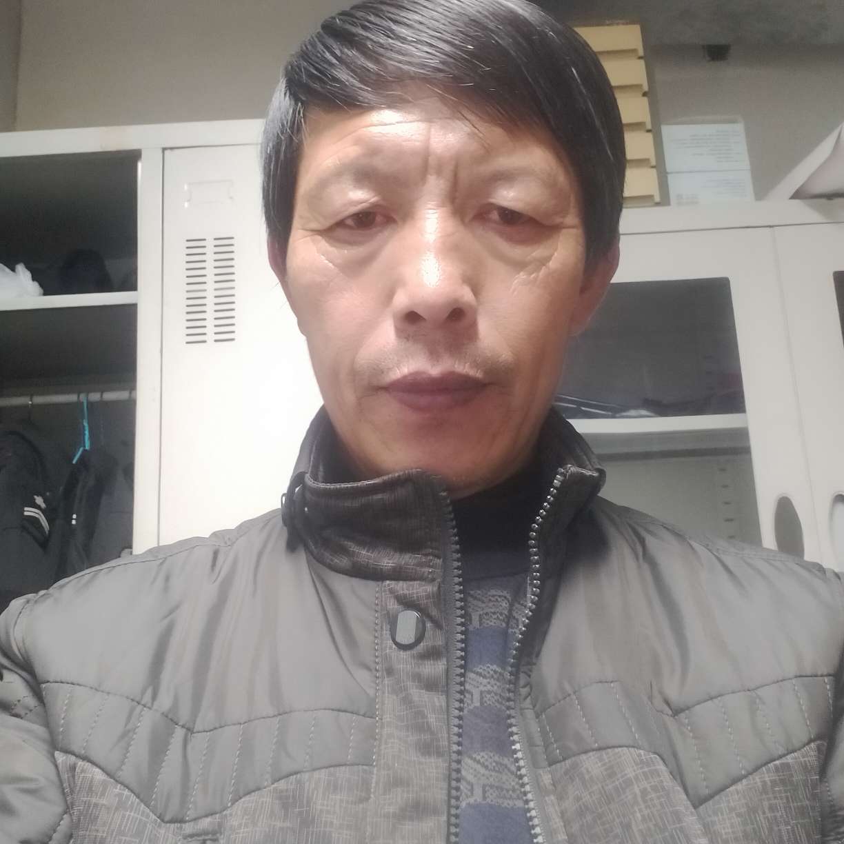 顺利放弃墨镜的照片