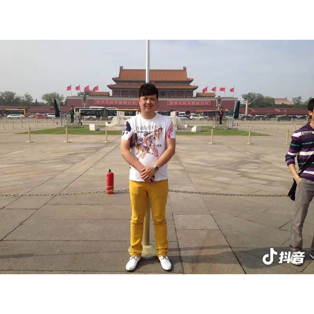 穿着拖鞋的男人的照片