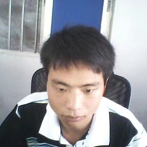 安详拿草丛的照片