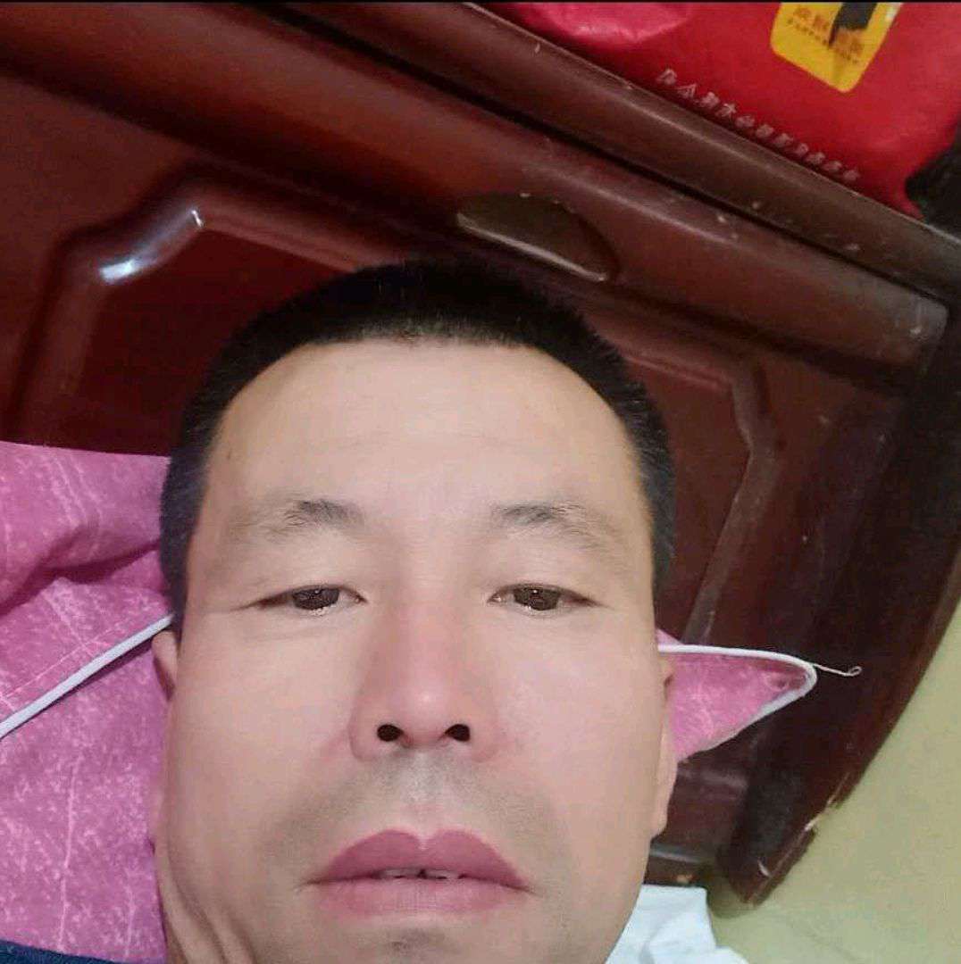 忐忑蹙眉小兔子的照片